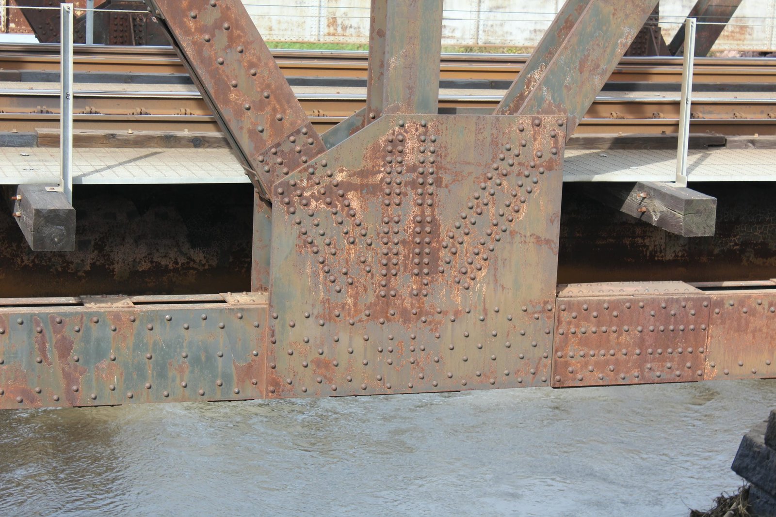 Lower connection